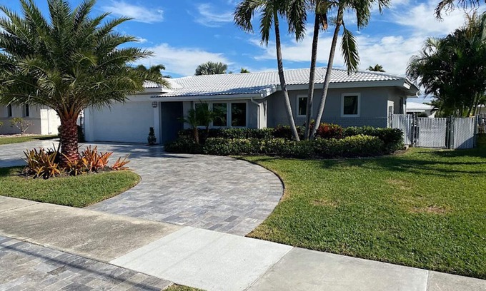Garden Isles Maison | Tropical Escape Entire 3 bedroom House w/heated pool and hot tub