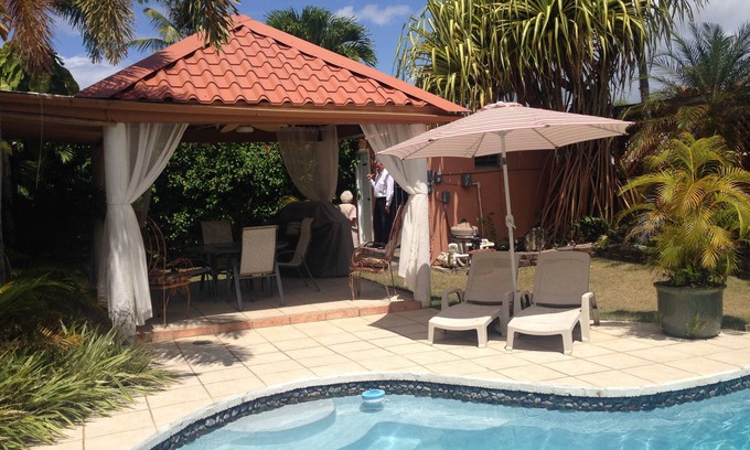 Dorado del Mar Maison | Maison tropicale avec piscine, A / C et 3 pâtés de maisons de la plage