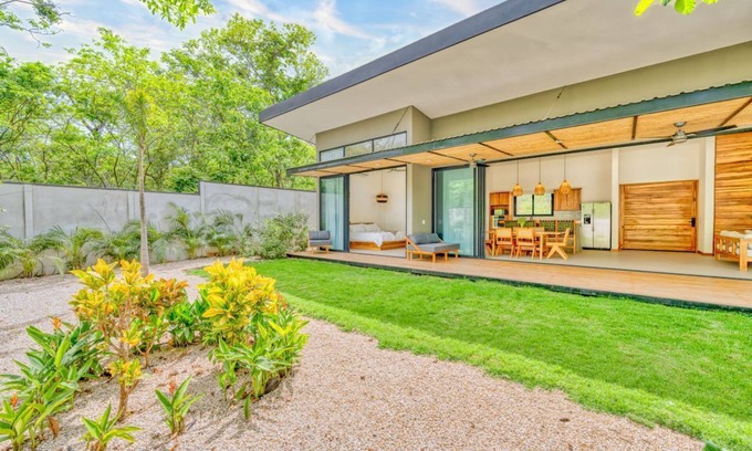 Rio Seco Maison | Tropical Modern 3-Bedroom House in Avellanas