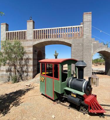 East Mesa Maison | Tropical Mountain Valley Casita