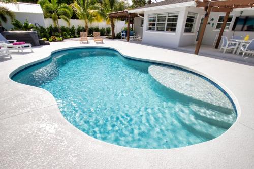 South Sarasota Maison | Tropical Oasis, Heated Pool, Hot Tub, Near Siesta Key