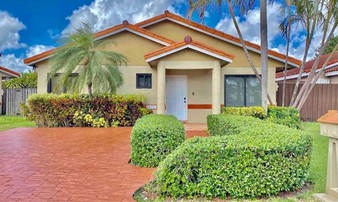 Sunset Maison | Tropical Oasis home w Community Pool great area