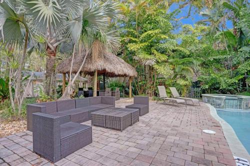 Sailboat Bend Maison | Tropical Oasis Studio w Pool