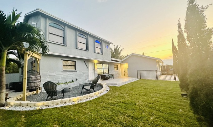 Greenacres Maison | Tropical Paradise 3 Bedrooms, 2 Baths, Coconut Palms, Jacuzzi, Shopping, Beaches
