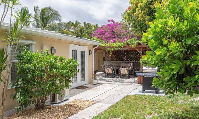 Greenacres Maison | Tropical Vibes! Spacious 2BD/1BA, BBQ, Parking & more -10 min to Best Locations
