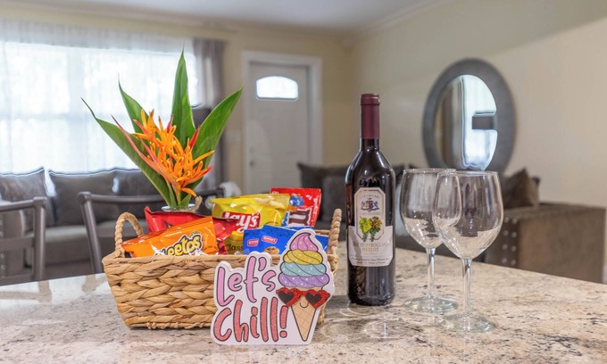 Greenacres Maison | Tropical Vibes! Spacious 3BD/2BA, BBQ, Parking & more -10 min to Best Locations