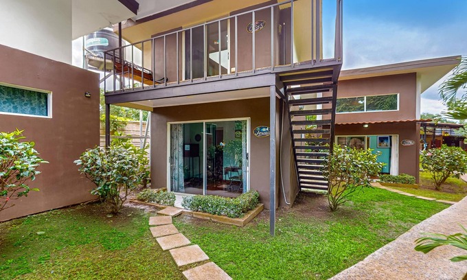 Tarcoles Lit Et Petit-Déjeuner | Tropical villas with pool access, scenic balcony, & shared full kitchen, dogs ok