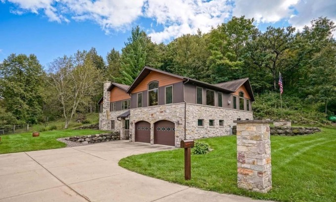 Iowa County Maison | Trout Fishing Retreat w/ Private Access 1-Mile of Famous Wisconsin Trout Stream