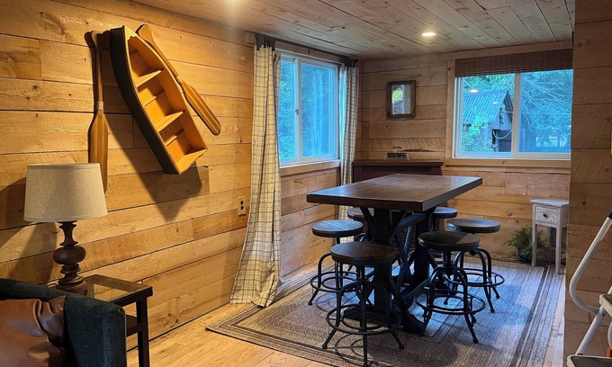 East Hickory Maison | Trout View Cottage-Creekside fire pit, 2 bedrooms Sleeps 6 near ANF fun!