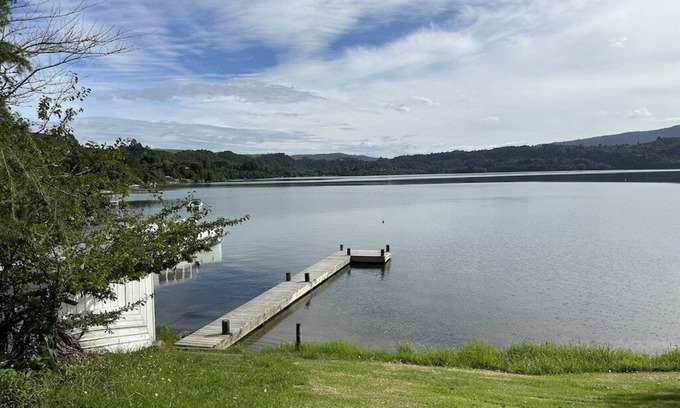 Lake Tarawera Maison | PELOUSE AU LAC et attraper la truite hors de la jetée