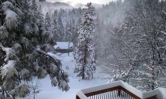 Arrowbear Lake Cabine | True Log Cabin, located 4 miles from Snow Valley, with an Awesome wooden Deck.