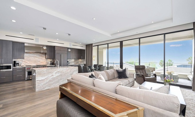 Newport Center Appartement | True Luxury Living in Fashion Island w/ Elevator and Ocean Views