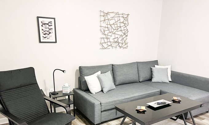 Ross Township Appartement | True PGH Experience! Fast Wifi + Free Parking!