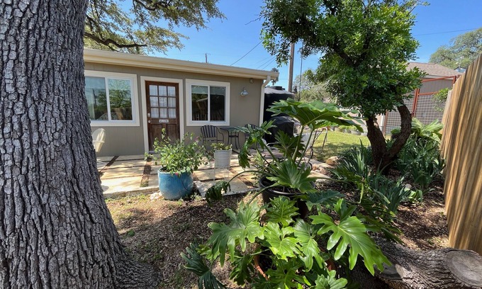 Edgewater Beach Cottage | RARE FIND, COSY COTTAGE, retraite du lac Travis pour deux! Artsy et luxueux!