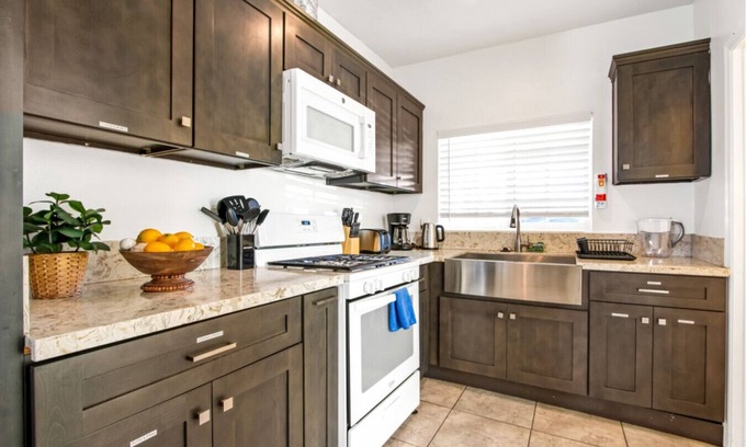 Valinda Appartement | Calm Oasis BBQ 2-Bedroom Sanctuary with Backyard and High-Speed Internet