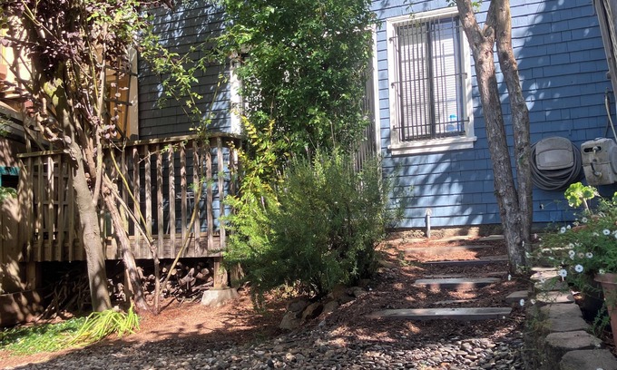 Nob Hill Appartement | Tucked away garden-facing studio with sundeck on a tree-lined alleyway of stairs