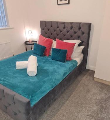 Bordesley Appartement | Tudors eSuites - Three Bedroom House with Garden and Driveway #24StL
