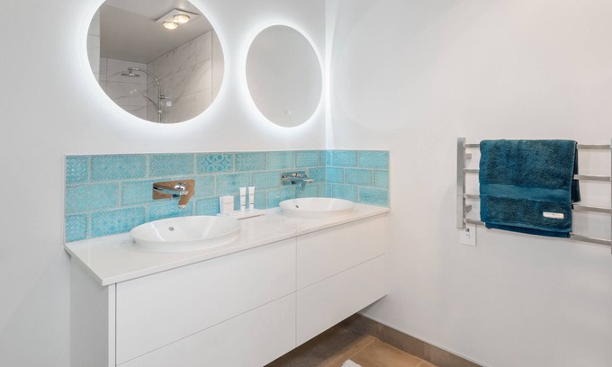 Tanners Point Cabine | Tui Moana Lodge Island view with outdoor bath
