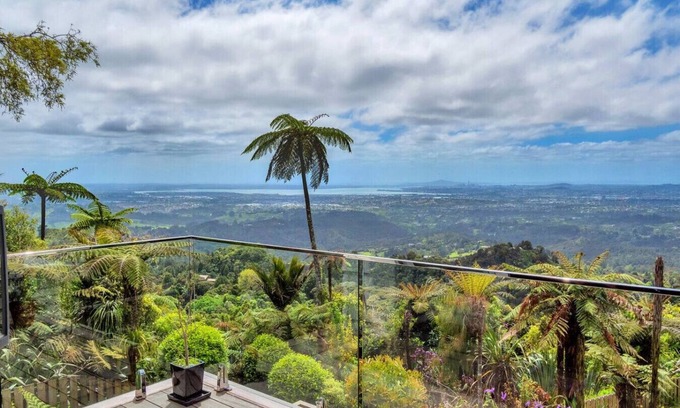Waiatarua Maison | Tui Retreat with Breathtaking Views