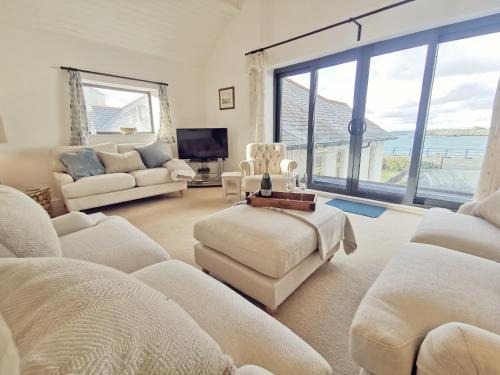 Trearddur Bay Maison | TULLOCHSIDE-4 BED-SEA FRONT -RAVENSPOINT ROAD