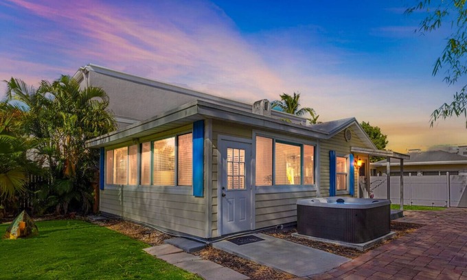 Pineapple Grove Arts District Cottage | Turtle Tracks ~Steps to Atlantic
