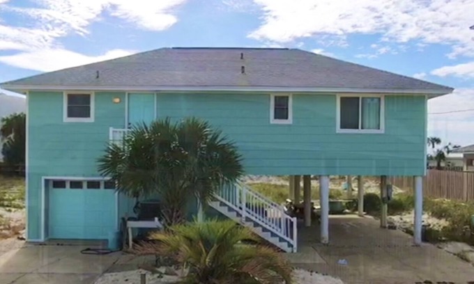 Toilla Segunda Maison | Turtles Nest, updated Family beach cottage only 1 block from the Gulf of Mexico.