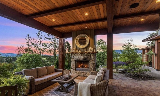 Southeast Kelowna Maison | Tuscan Craftsman on Vineyard Estate, close to hiking, vineyards
