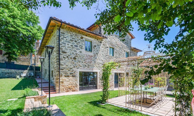 Capolona Villa | Tuscan Villa with Private Park and Hydromassage Mini-pool
