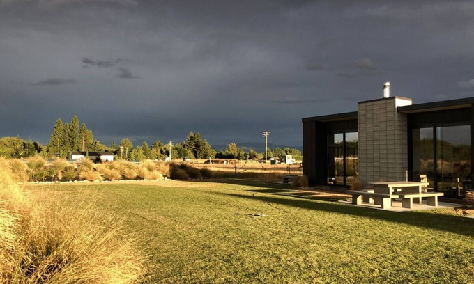 Ben Ohau Maison | Tussock Fields, Twizel. EPIC mountain views!