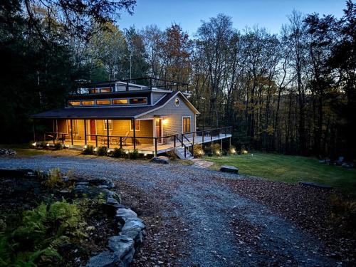 Pond Eddy Maison | Tuthill Tree House - Secluded Mountain Cabin with Roof Deck