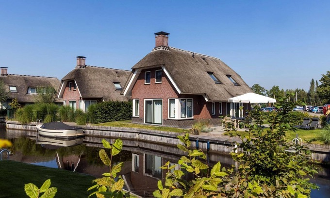 Idskenhuizen Maison | Twadde Thùs is an 8 person wellness water villa