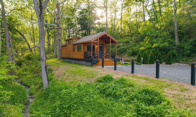 Herndon Cabine | Twilight Escape nTiny home in Herndon Pa