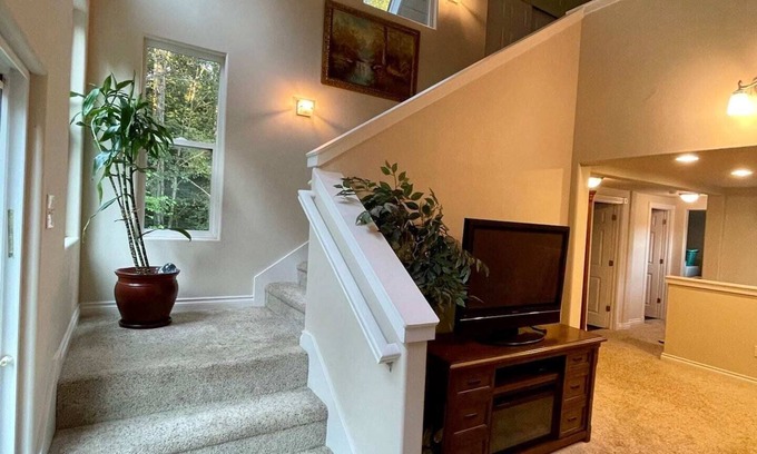 Manchester Maison | Twin Creeks Chalet - peaceful, unique property and house