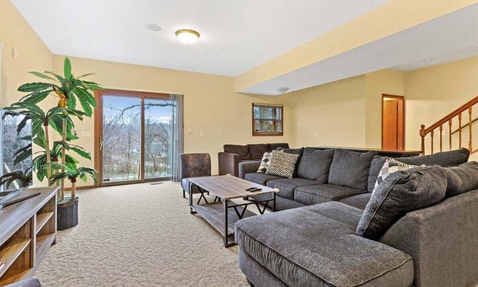 Twin Lakes Maison | Twin Lakes Dog Friendly Home |Wooded Backyard |Balcony |Short Drive to Alpine & Wilmot Ski Resorts