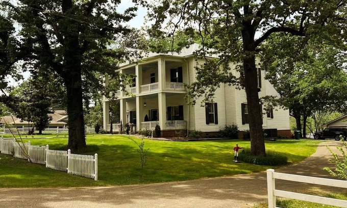 Verona Maison | Twin Oaks- Historical Home