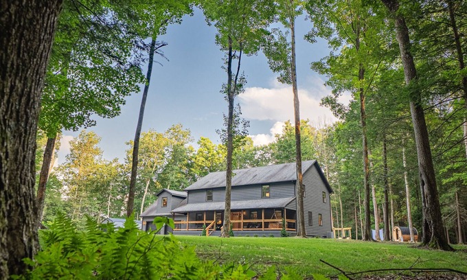 Mt Lookout Cabine | Twin Oaks Lodge: 4 Kings, Hot Tub, Sauna & EPIC Game Room
