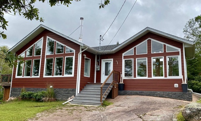 Manitoba Cabine | Twin Peaks Retreat- Cozy all-season cottage at beautiful Big Whiteshell Lake!