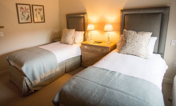 Edington Lit Et Petit-Déjeuner | Twin Private Bathroom Tinhead room at The Three Daggers