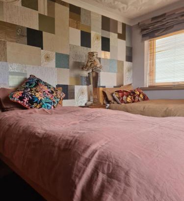 Pill Maison | Twin room with garden view in Shirehampton
