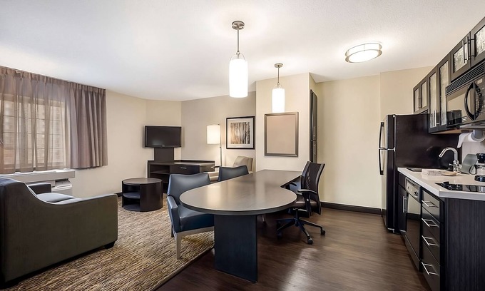 Gahanna Hôtel | Two 1BR Suites w/ Pets Allowed, Breakfast Buffet Right Next to CMH Airport!