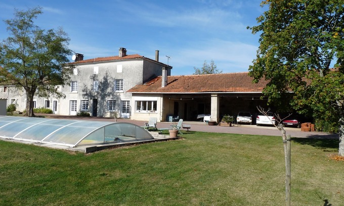 La Creche Maison | Deux belles chambres avec vue sur le jardin privé