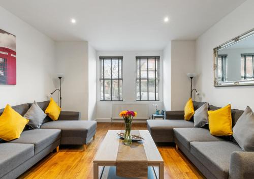 Bush Hill Park Appartement | Two Bed Flat in Bush Hill Park