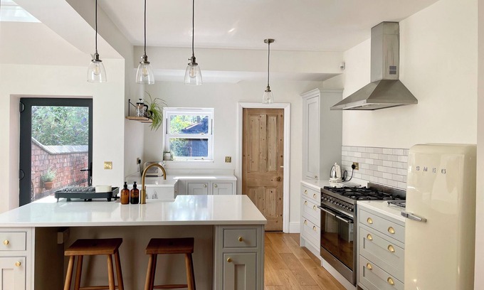 Birmingham Maison | Two Bed Victorian Townhouse Opposite QE/University