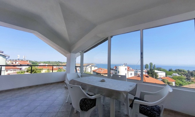 Chernomorets Appartement | Two-Bedroom Apartment with Terrace and Sea View