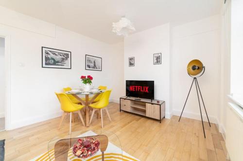 Nightingale Appartement | Two Bedroom Apartment By Buonomo Stays Short Lets & Serviced Accommodation in Balham with Balcony