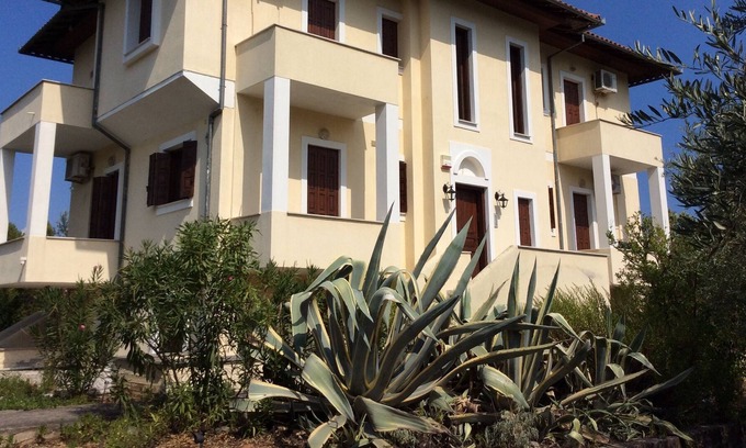 Pella Region Appartement | Two bedroom apartment in pretty seaside village