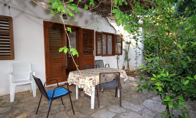 Cove Basina (Jelsa) Appartement | Appartement de deux chambres prés de la plage Mudri Dolac, Hvar (A-118-a)
