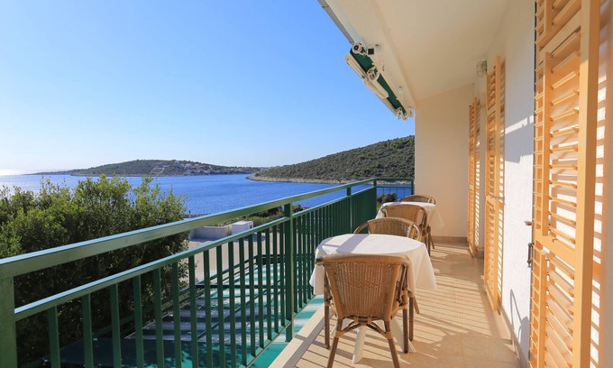 Sevid Appartement | Appartement de deux chambres avec le balcon et la vue sur le mer Sevid, Trogir (A-2044-a)