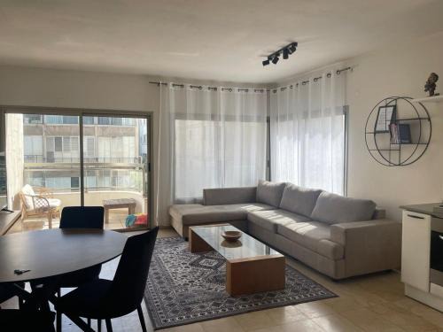Kerem HaTeimanim Appartement | Two Bedroom Apt l Terrace & Private Parking l On The Beach l by Bookiz