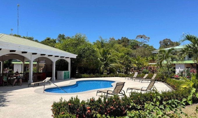 Quepos Copropriété | Two-bedroom condo with privacy. 5 minutes to Quepos